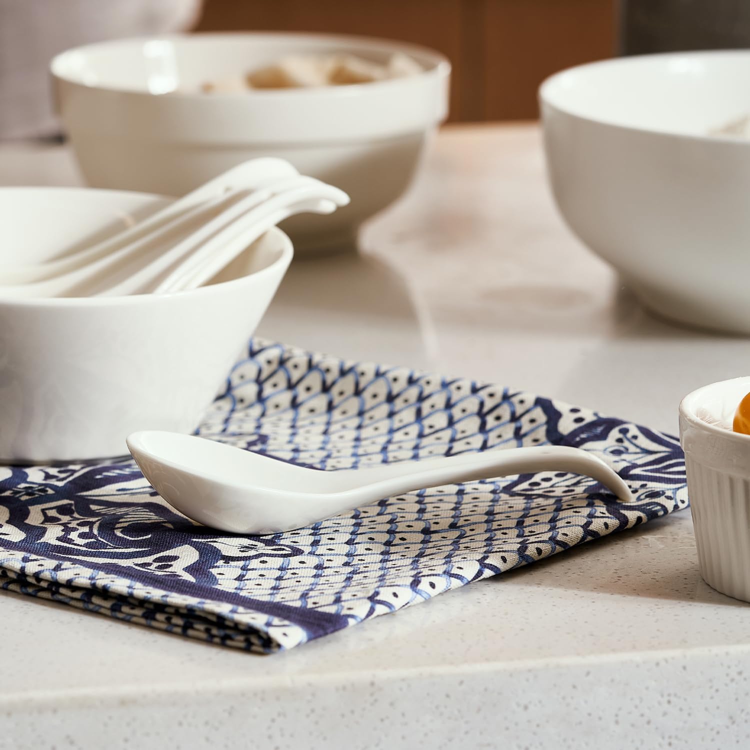 Soup Spoon, Ceramic Asian Soup Spoon, White Japanese Large Spoon, for Ramen, Wontons, Miso Dumplings, Deep Oval Hook Design, Set of 4 (4 Pieces, White)